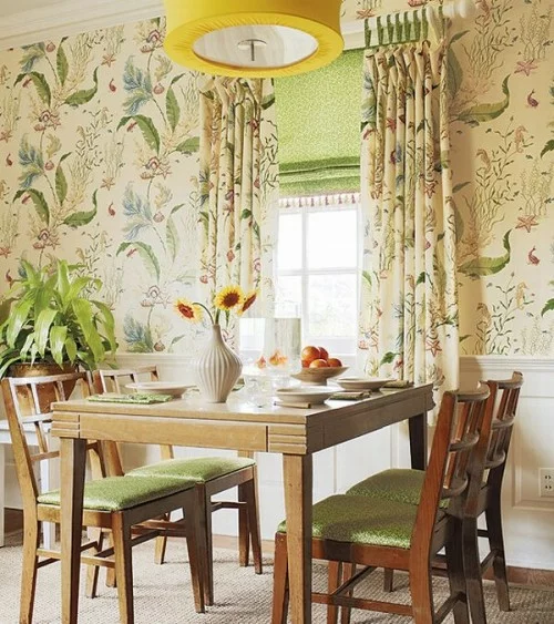 Interieur Ideen im französischen Landhausstil  holzmöbelstücke florale muster wände grün farbe