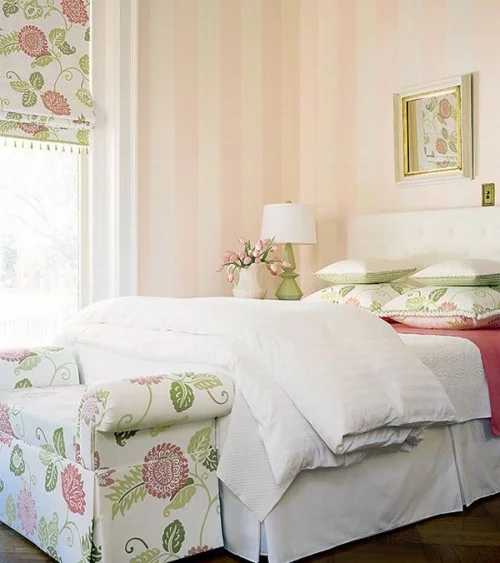 französischen landhausstil schlafzimmer pastellfarben vertikale streifen wand