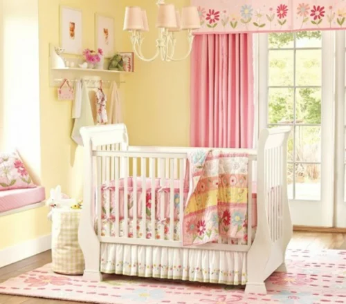  Gelbe und Rosa Interieur Elemente im Babyzimmer lampen