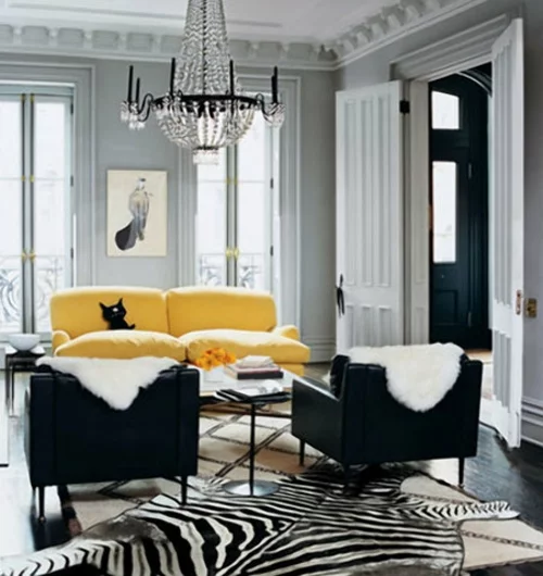 grell gelb schwarz sessel stilvolles Zebrastreifen-Design teppich kronleuchter luxus