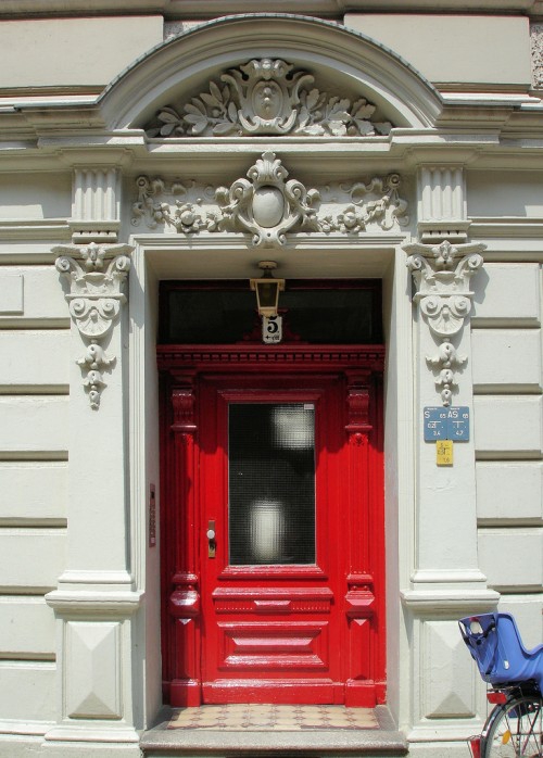 grellrote haustür englischer stil design exterieur attraktive Haustüren