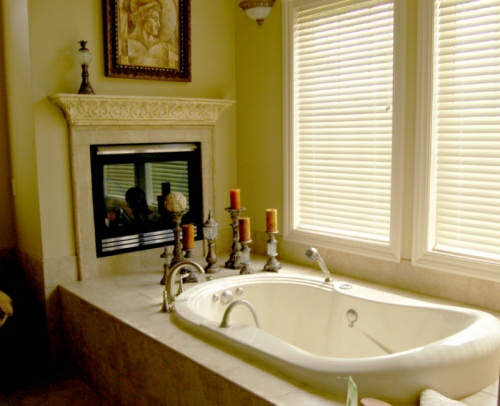 25 Badezimmer Designs mit Einbaukaminen - romantische Atmosphäre