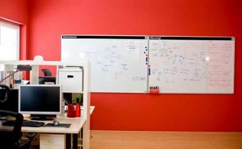 heimbüro rot auffallend grell wände wandtafel weiß schreibtisch computer