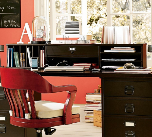 heimbüro verschiedene rote nuancen holz stuhl bequem regale Heimbüro mit roten Akzenten