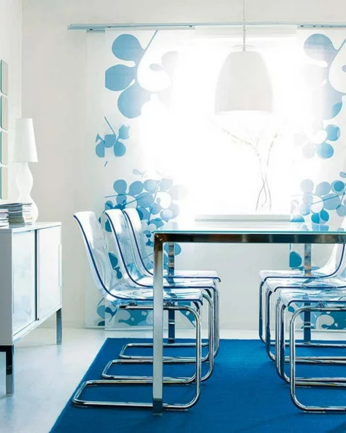 hochmodern schlicht essbereich blau akrylstühle florale verzierungen gardinen