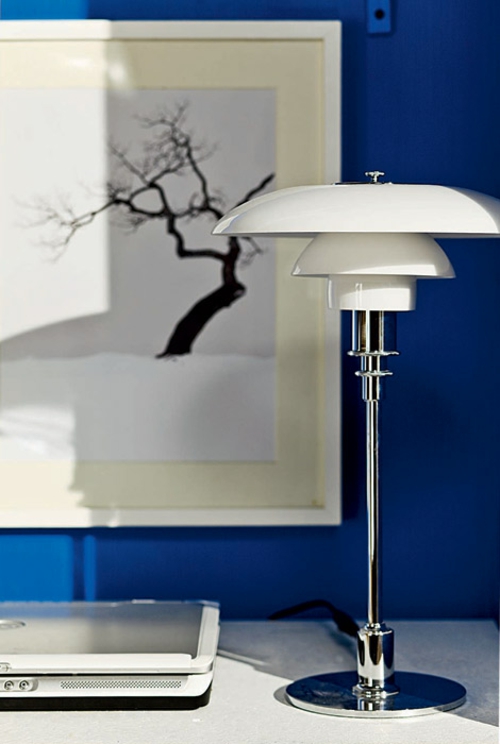 häusliches arbeitszimmer design idee blau metallisch tischlampe