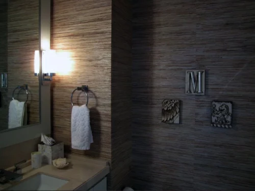 interessante naturtapeten badezimmer badetuch wandlampe spiegel
