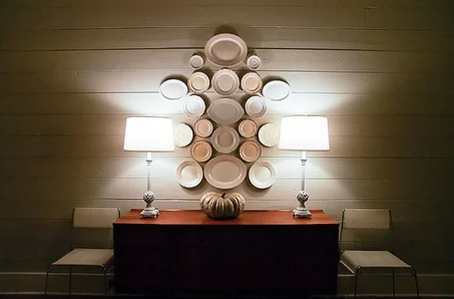 interessante wandteller collage tischlampen leuchtend originell schlicht interieur