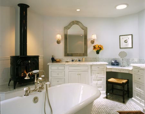 25 Badezimmer Designs mit Einbaukaminen - romantische Atmosphäre