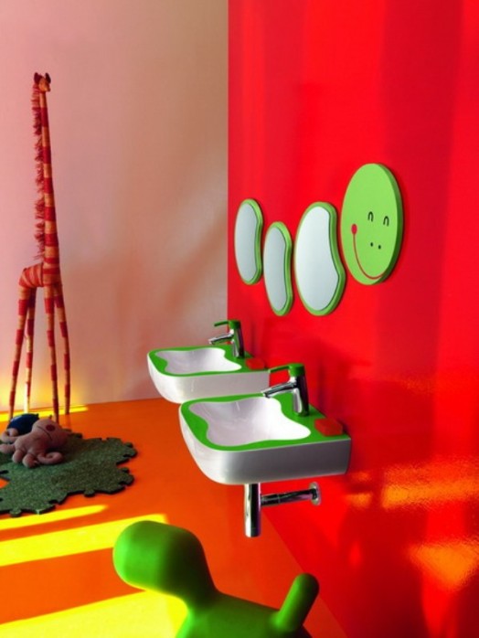 kinder badezimmer interieuers grün rot grell waschbecken giraffe plüschtiere