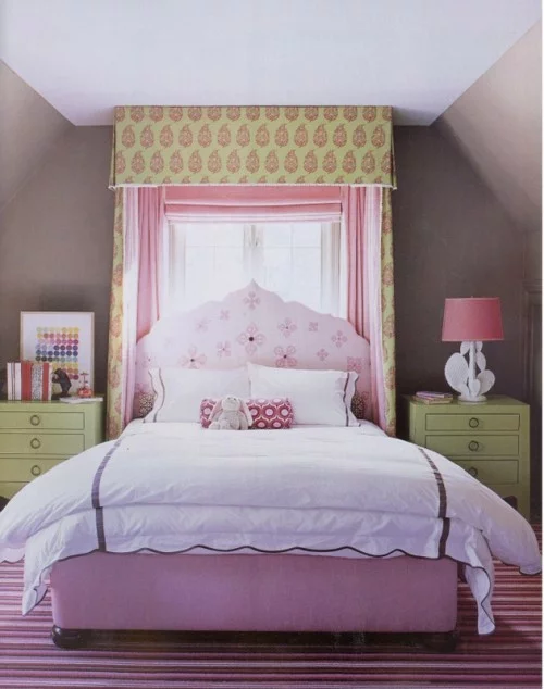 kinderzimmer bunt rosa farben Himmelbett im Schlafzimmer
