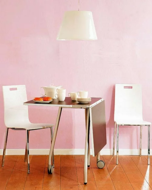 klapptisch im küchenberiech metallisch material idee rosa wand