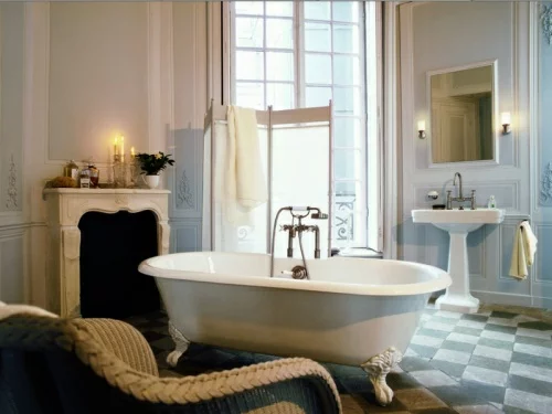klassisch-einbaukamin-möbel-badewanne-sonnenlicht-kerzen