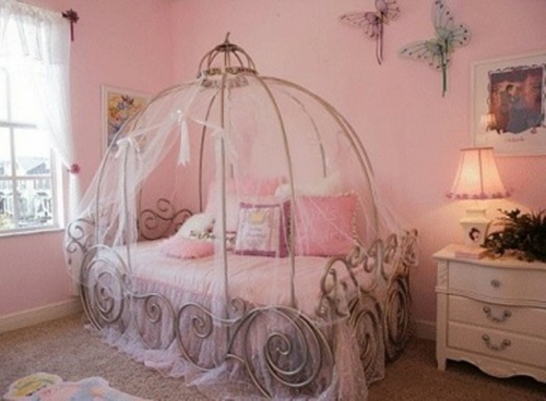 klassisch kutschenbett im kinderzimmer rosa farben idee mädchen