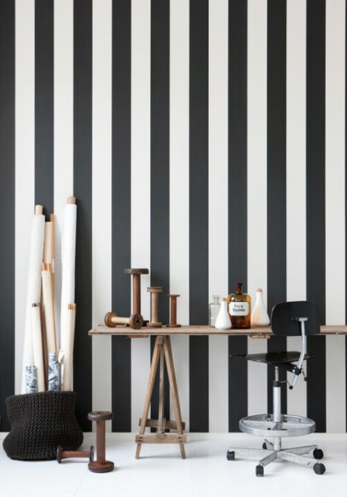 klassische schwarze weiße tapeten streifen vertikal werkraum