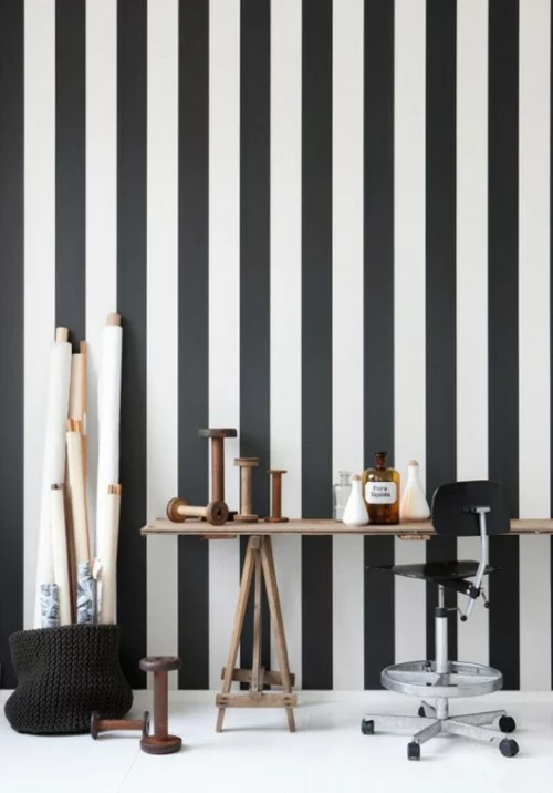klassische schwarze weiße tapeten streifen vertikal werkraum
