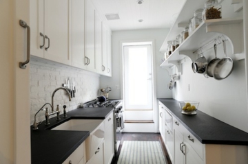 kompaktes küchen design weiß schwarz arbeitsplatte