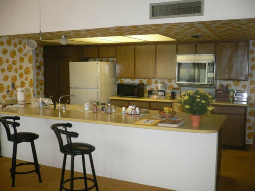 Tapeten im Küchenbereich blüten gelb idee bar stühle schwarz