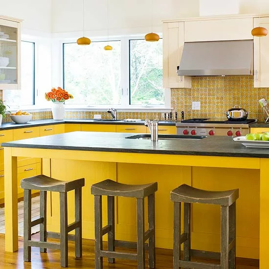 küche interieur grell gelb schlicht holz stühle küchenspiegel