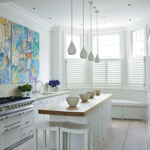 kücheninsel schneeweiß hängelampane elegant modern wandmalerei