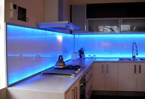 leuchten blau idee küchenspiegel glas design