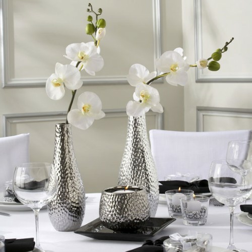 metallische blumenvasen dekoration mit orchideen weiß erfrischend atmosphäre