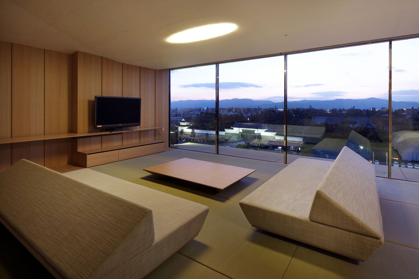 minimalistisch design wohnbereich holztisch grosse fenster