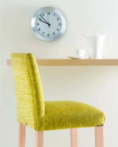 minimalistisch stil bequem grün stuhl frühstucken