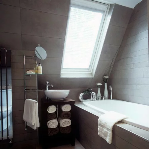 modern dachfenster badezimmer dachgeschoss badetücher