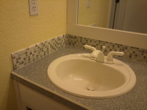 mosaik fliesenspiegel waschbecken weiß badezimmer