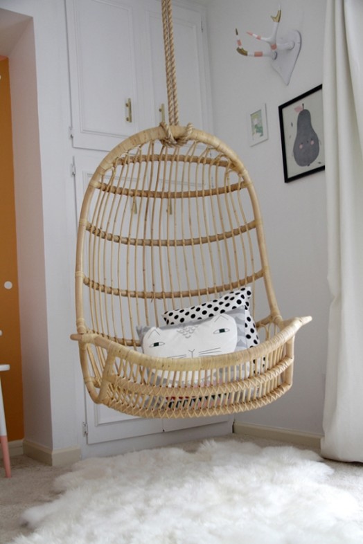 mädchen schlafzimmer design idee rattanstuhl kissen weich teppich