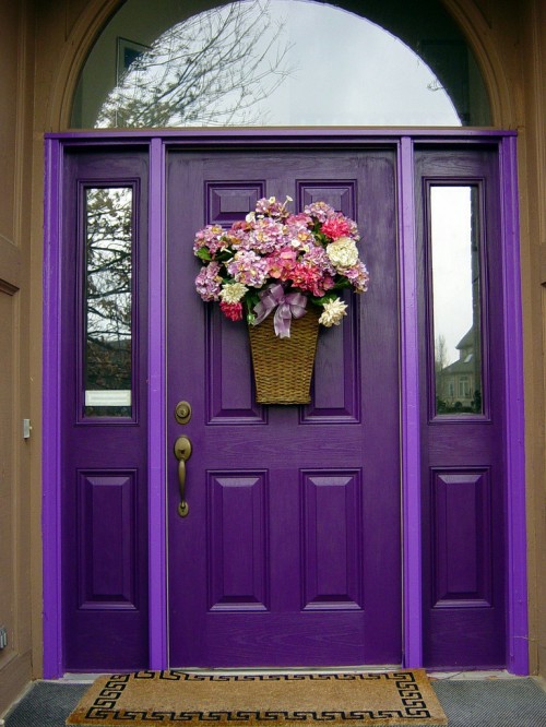 purpur dunkel gesättigt farbe außentür eingangstür holz lackiert