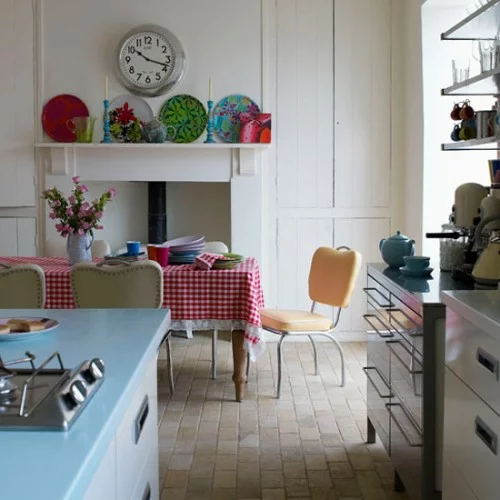 retro idee küche design einrichten rosa wanduhr