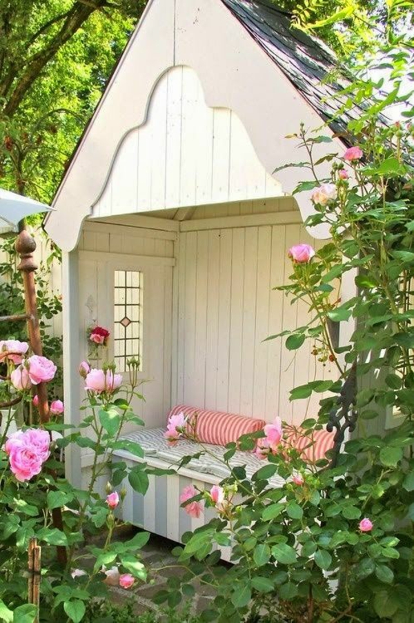rosengarten gartengestaltung englischer garten gartenhaus sitzbänke kissen