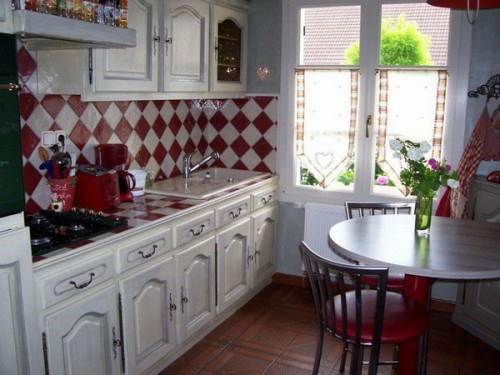 rot weiß küchenfliesen küchenspiegel küchenmöbel französisch