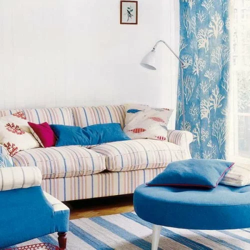 rund hocker dekorative vorhänge blau streifen sofa teppich