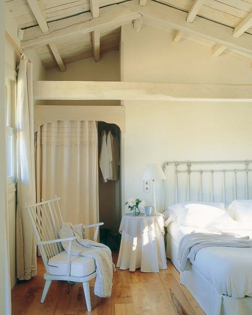 schlafzimmer im dachgeschoss ankleideraum holz boden weiß stuhl