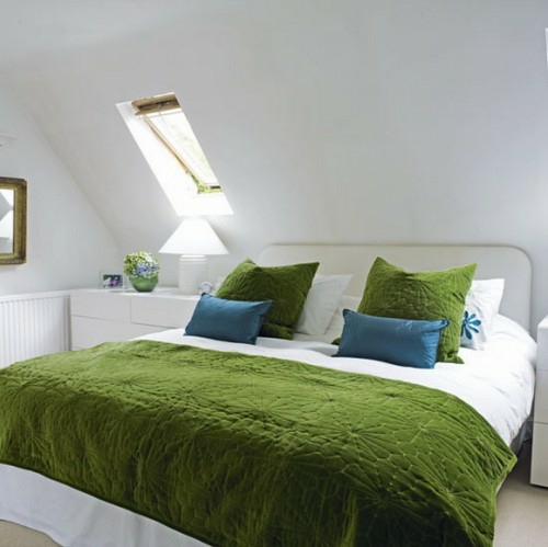 schlafzimmer im dachgeschoss grün blau bett dachluken weiß wand