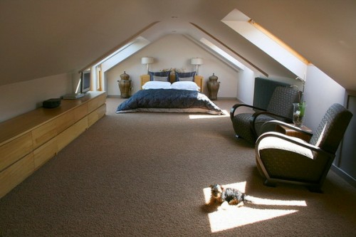 schlafzimmer im dachgeschoss interessant bodenbelag braun hell