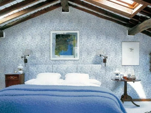 schlafzimmer im dachgeschoss wand muster blau farben