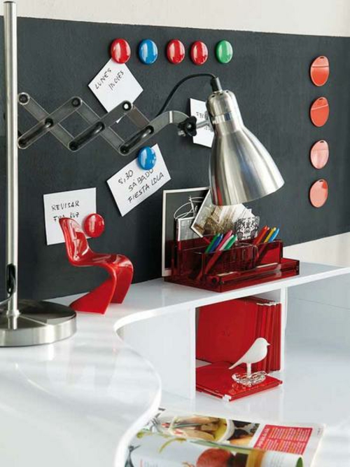 schwarz tafel praktisch tagesplan rot akzenten Heimbüro mit roten Akzenten