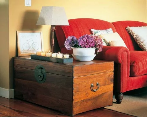 innendekoration mit truhen originell klassisch tischlampe sofa wohnzimmer deko