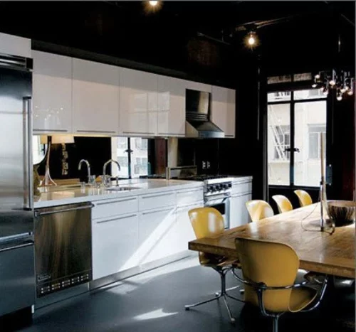 spiegel im küchenbereich glanzvoll texturen weiß küchenmöbel