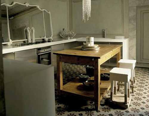 spiegel im küchenbereich küchenarbeitesplatte weiß rahmen esstisch holz