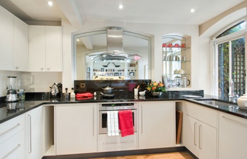 spiegel im küchenbereich übergross weiß schwarz küchenmöblierung
