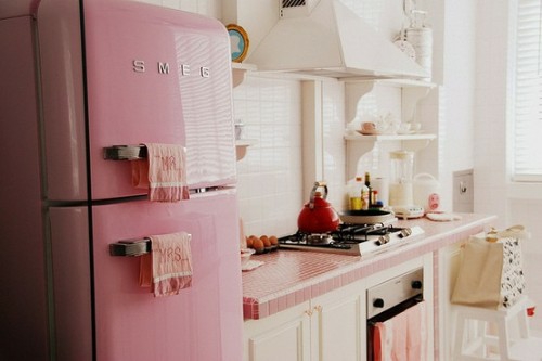 stilvoll retro rosa glänzend kühlschrank einrichtung idee