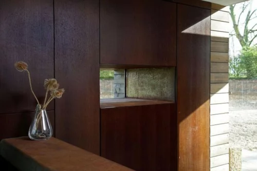 stilvolle wanddekoration aus echtholz dunkel wohnzimmer