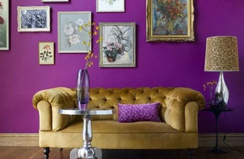stilvolles lila wohnzimmer interieur grüngras sofa