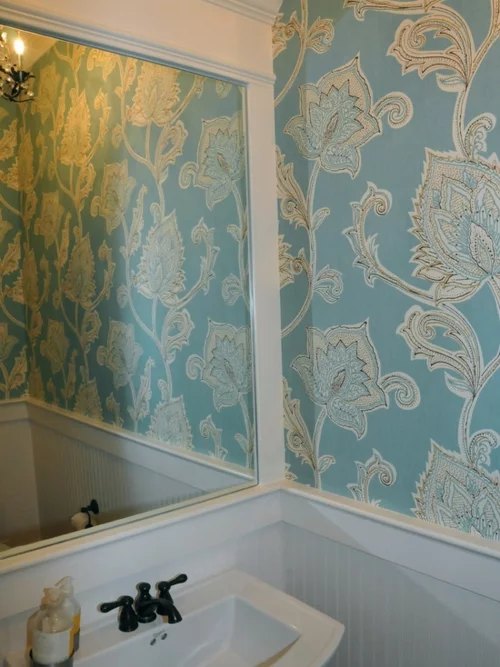tapeten im bad hell blau floral muster spiegel