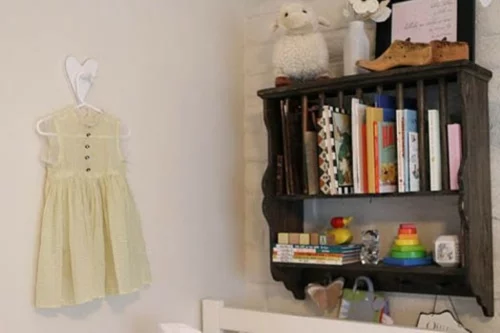 wand  buch deko idee kinderzimmer design kleid mädchen